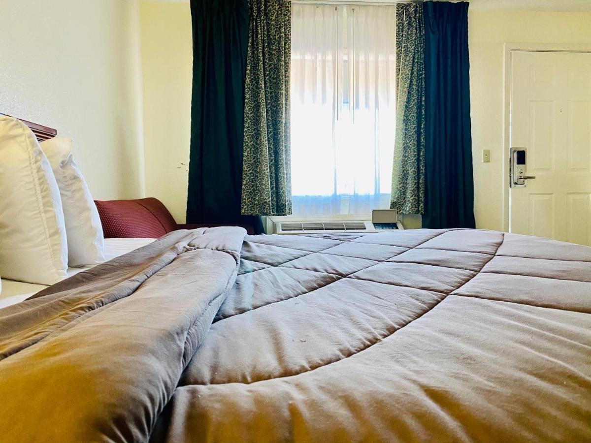 Ozark Inn & Suites Екстер'єр фото