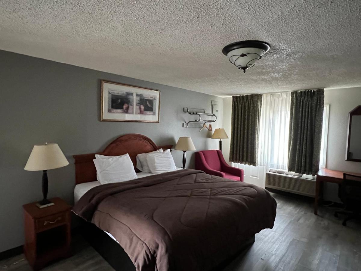 Ozark Inn & Suites Екстер'єр фото