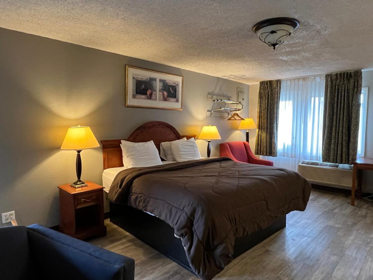 Ozark Inn & Suites Екстер'єр фото