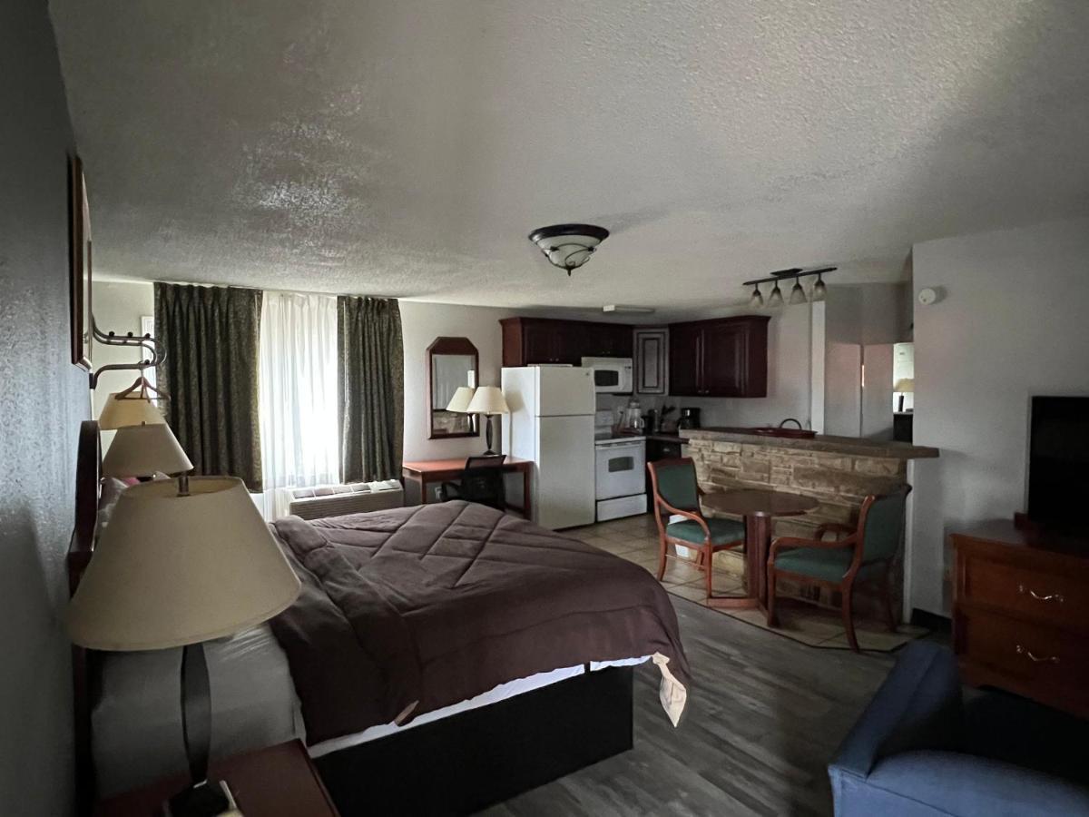 Ozark Inn & Suites Екстер'єр фото