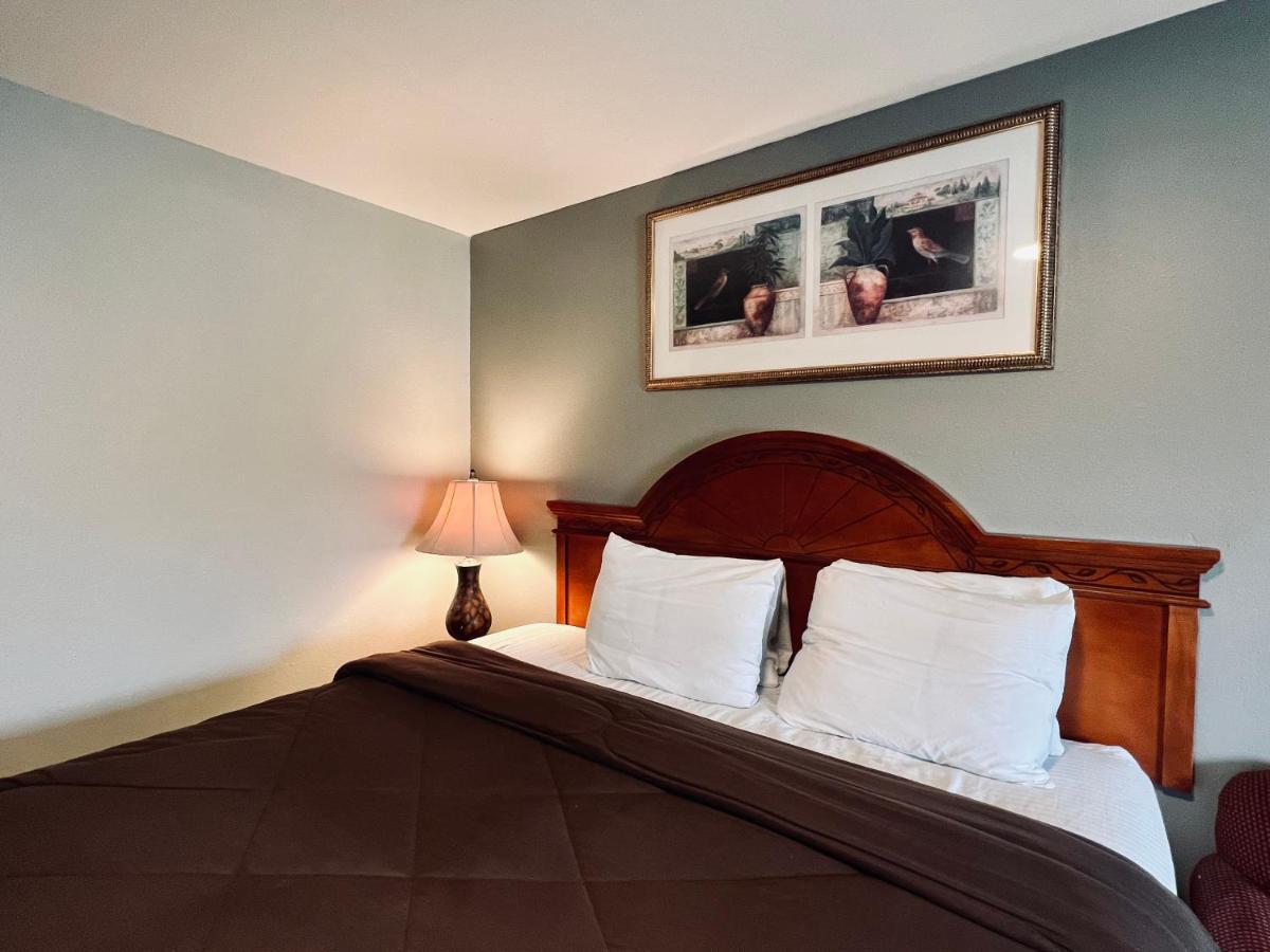 Ozark Inn & Suites Екстер'єр фото