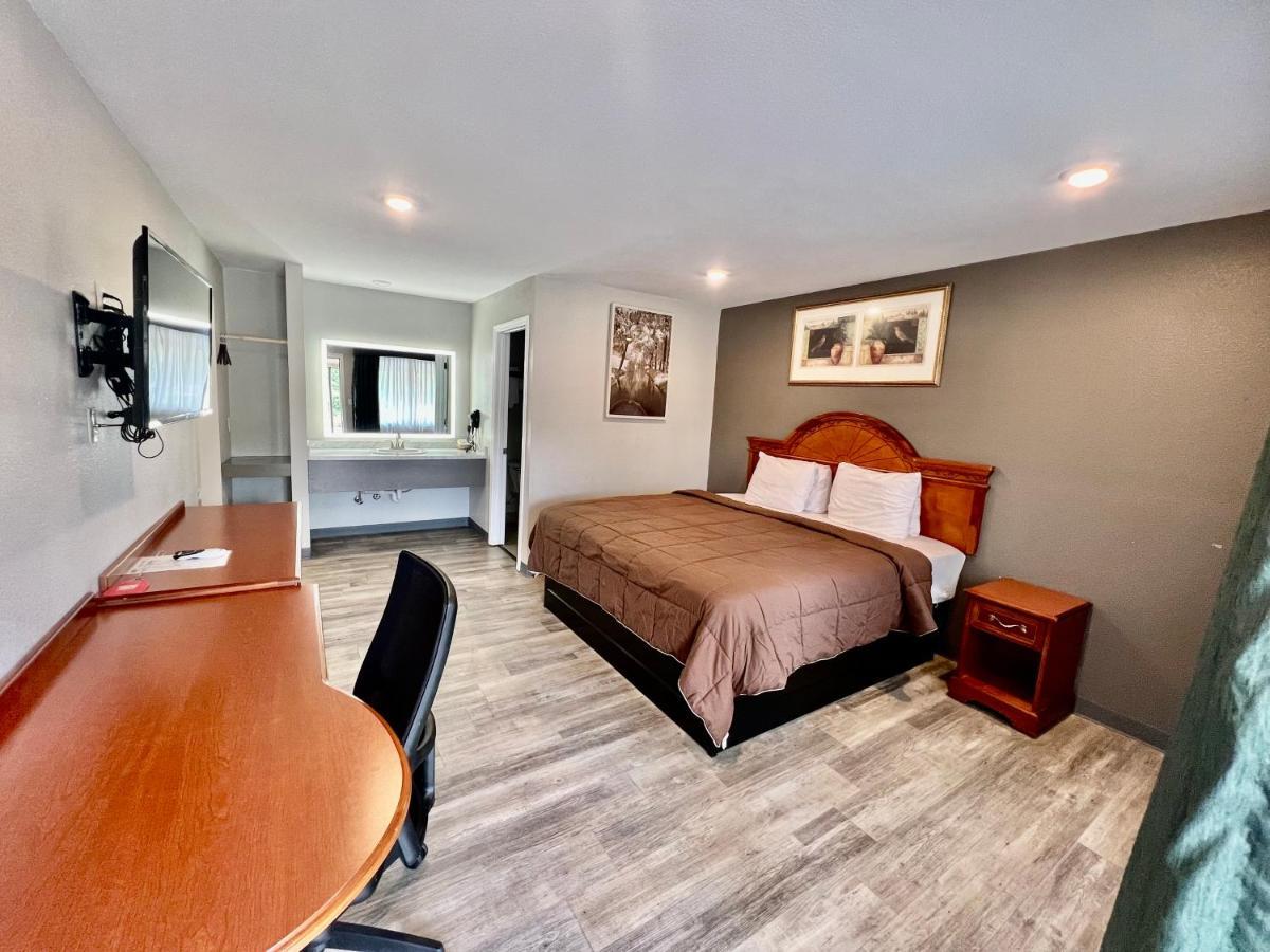 Ozark Inn & Suites Екстер'єр фото