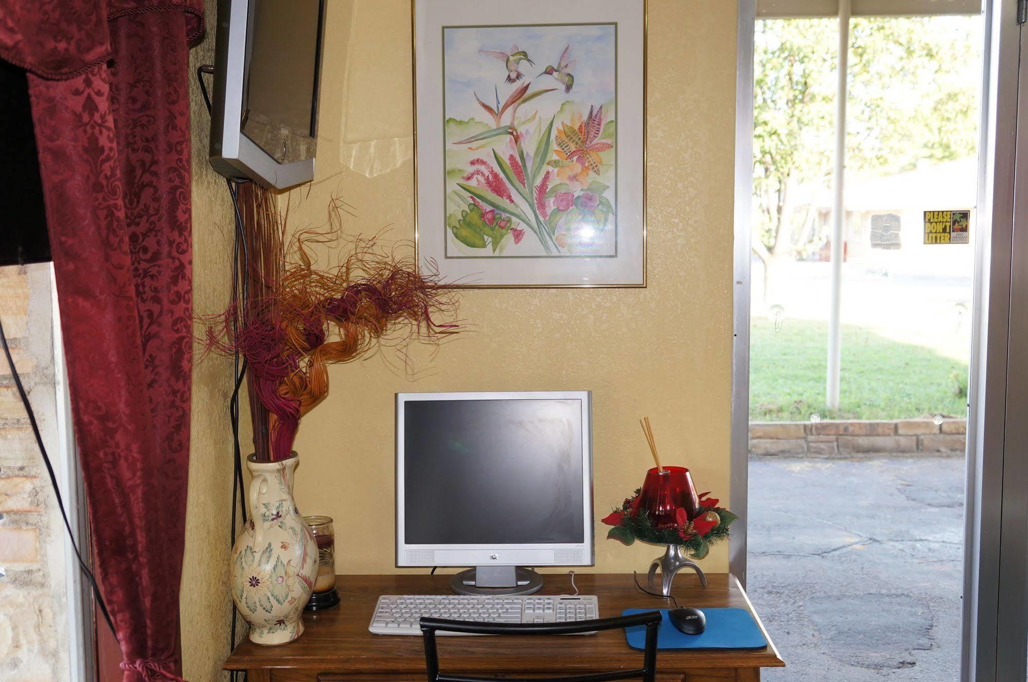 Ozark Inn & Suites Екстер'єр фото