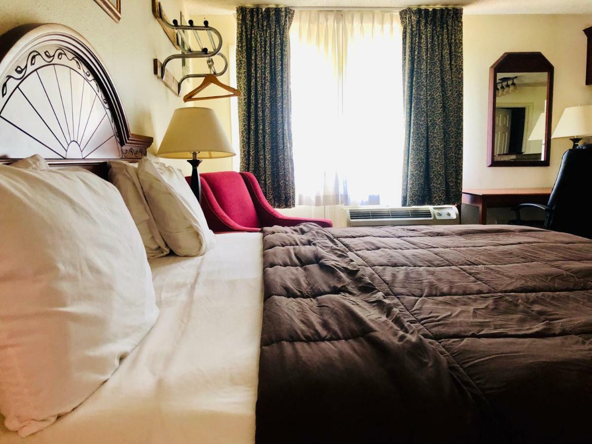 Ozark Inn & Suites Екстер'єр фото