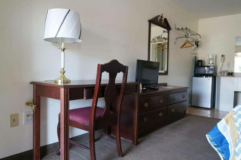 Ozark Inn & Suites Екстер'єр фото