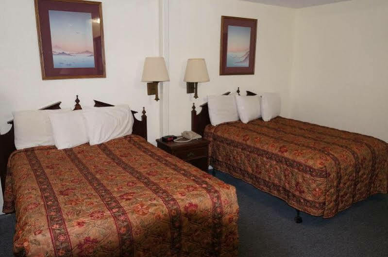 Ozark Inn & Suites Екстер'єр фото