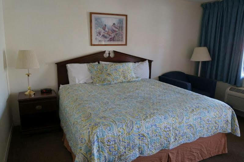 Ozark Inn & Suites Екстер'єр фото