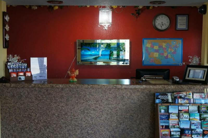 Ozark Inn & Suites Екстер'єр фото