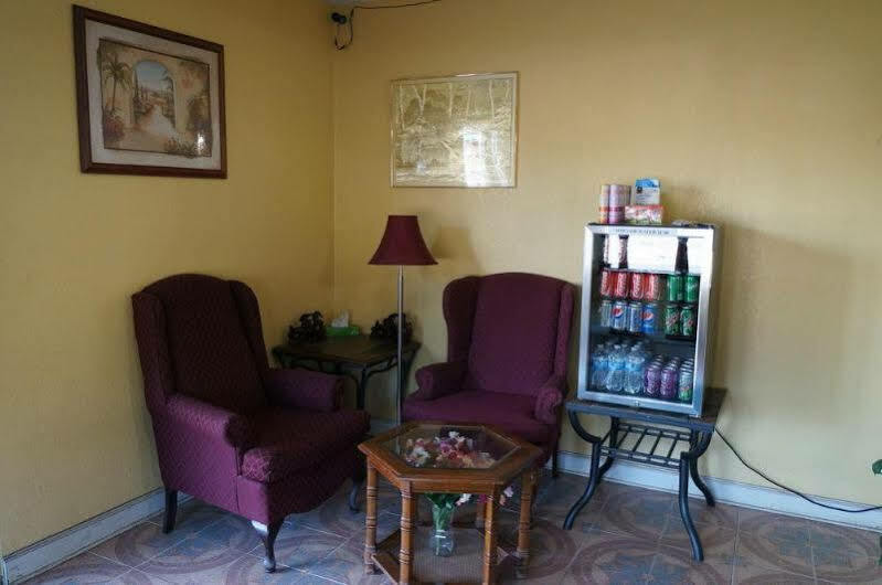 Ozark Inn & Suites Екстер'єр фото