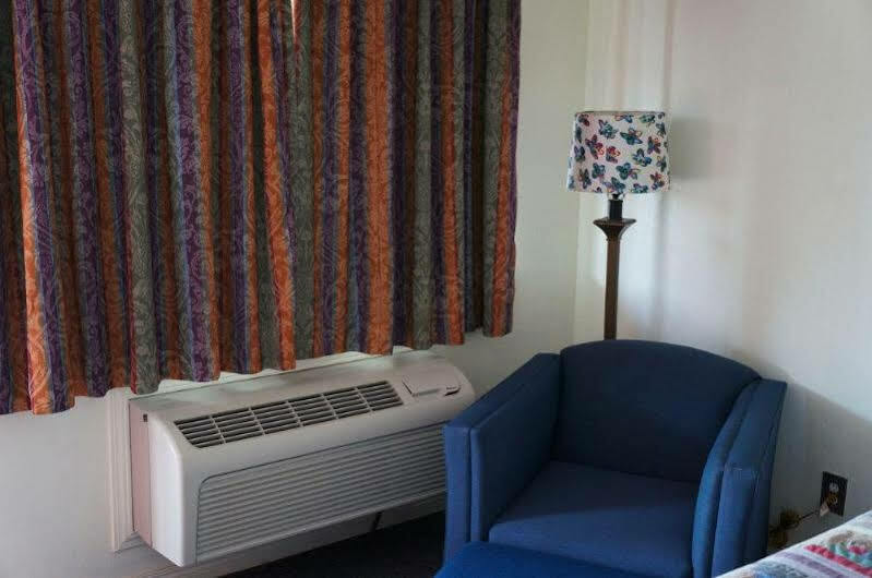 Ozark Inn & Suites Екстер'єр фото